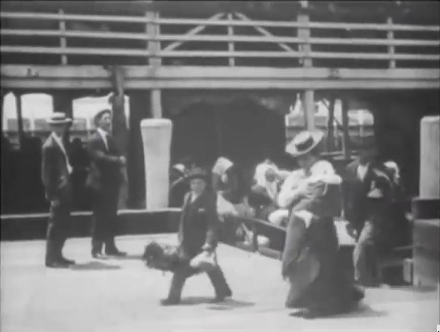 Emigrants Landing at Ellis Island (1903) постер